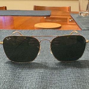 Ray Ban Caravan RB3136 001/51 Gold/Arista Green sunglasses.